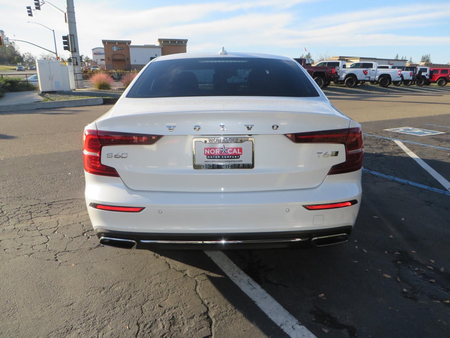 2019 White /BROWN Volvo S60 Inscription (7JRA22TL8KG) with an 4-Cyl, Drive-E, Turbo, Supercharged, 2.0 Liter engine, Automatic, 8-Spd Geartronic w/Adaptive Shift transmission, located at 2630 Grass Valley Highway, Auburn, CA, 95603, (530) 508-5100, 38.937893, -121.095482 - Photo#5